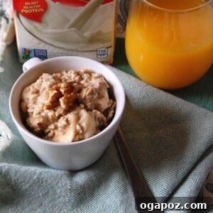Creamy Banana Overnight Oats 2 A glass jar filled with banana overnight oatmeal, topped with fresh banana slices and a sprinkle of cinnamon.