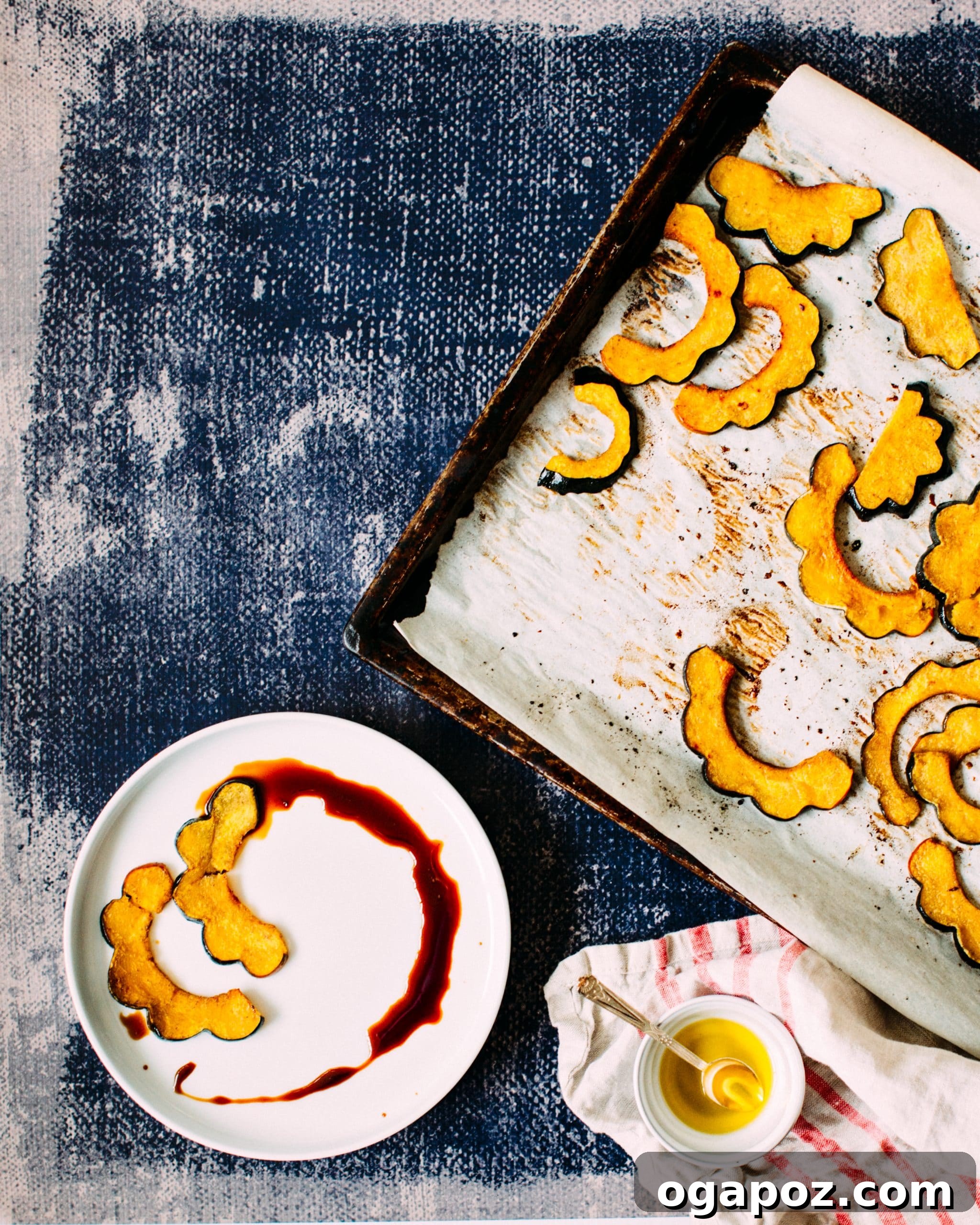Akçaağaç Şuruplu Baharatlı Fırın Kabak ve Hellim Salatası 4 Roasted Halloumi cheese slices on a baking sheet, showing caramelized edges.