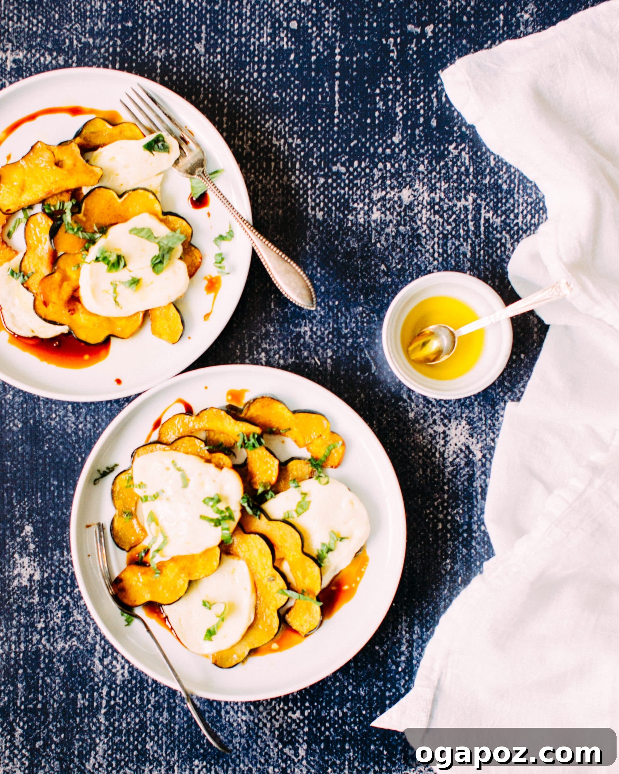 Akçaağaç Şuruplu Baharatlı Fırın Kabak ve Hellim Salatası 5 A close-up shot of the finished Spiced Maple-Roasted Squash & Halloumi Salad, ready to be served.