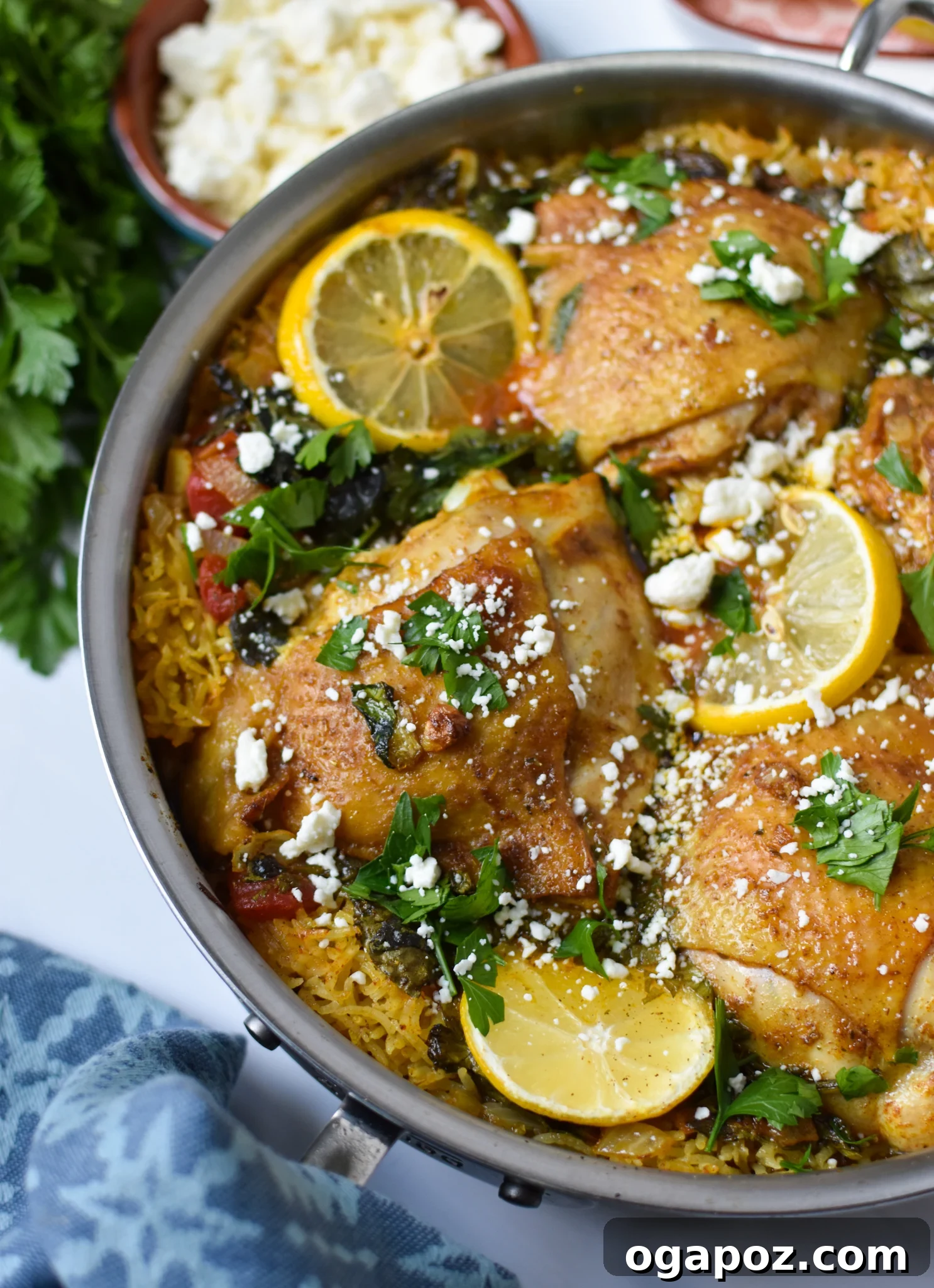 Akdeniz Lezzetleriyle Tek Tencere Tavuk Pilavı 2 One Pot Mediterranean Chicken and Rice simmering in a pot, showcasing tender chicken, rice, tomatoes, and spinach.