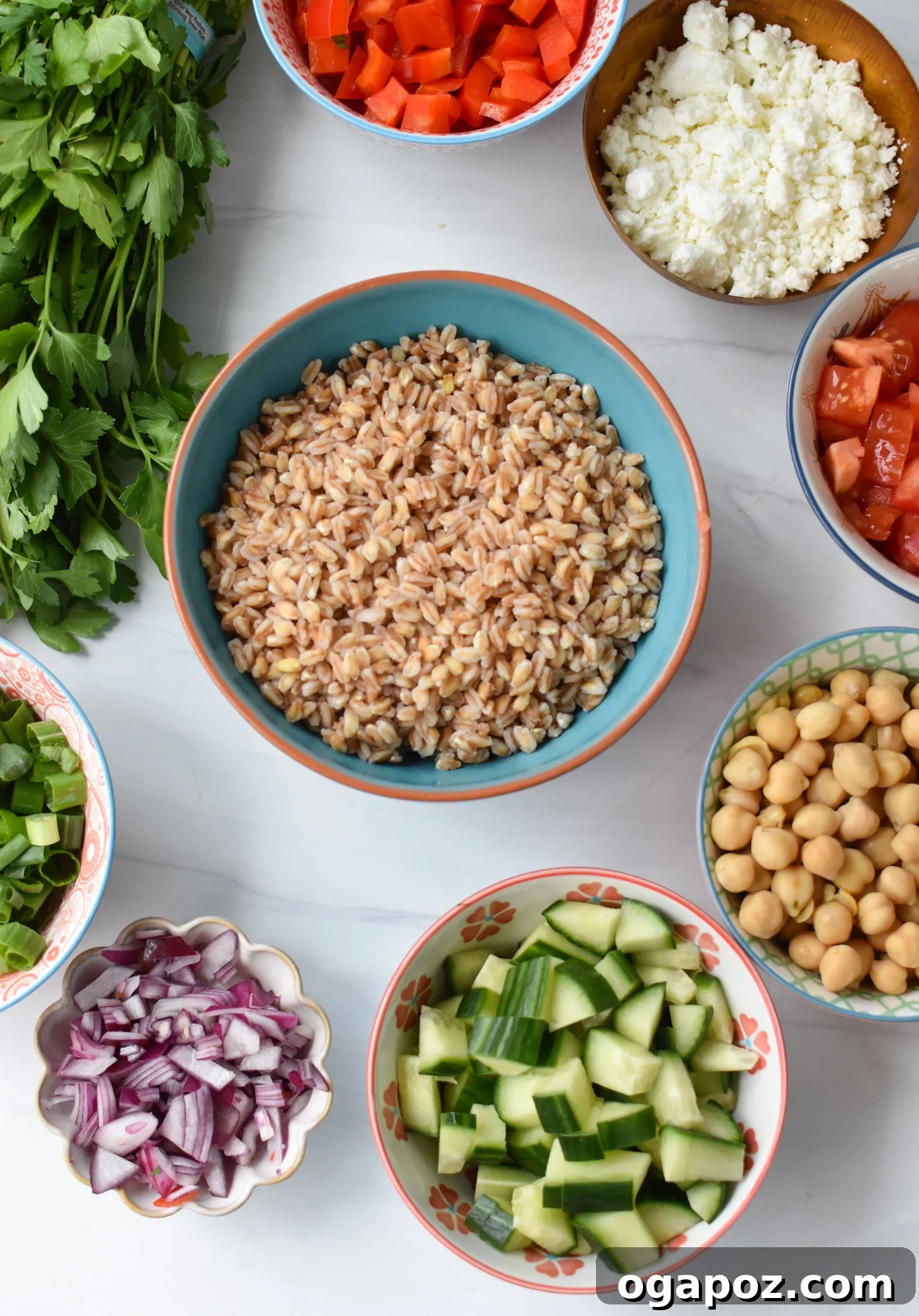Siyezli Akdeniz Salatası 3 Individual ingredients for Mediterranean Farro Salad laid out on a surface.