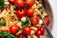 Caprese Pasta Salad with Cherry Tomatoes, Mozzarella & Basil
